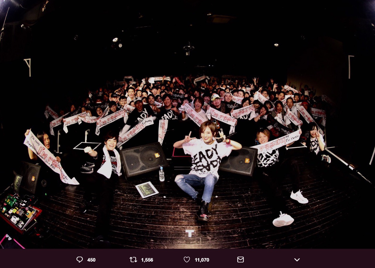 山本彩、石川・金沢ライブでの集合写真（画像は『山本彩　2019年3月22日付Twitter「ツアー石川でした!!」』のスクリーンショット）