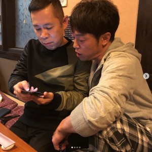 岡村隆史と陣内智則（画像は『バカリズム　2019年3月3日付Instagram「博多華丸大吉さん28周年イベント。打ち上げ。」』のスクリーンショット）
