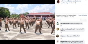 各警察署からキャンプに集められた肥満警官たち（画像は『แจ้งข่าวการเปิดสอบ นายสิบตำรวจ　2019年3月11日付Facebook』のスクリーンショット）