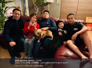 はなわ、妻の智子さん、“はなわ家の柔道3兄弟”と愛犬（画像は『はなわ　2019年3月5日付Twitter「はなわ - ママには内緒（LIVE映像）」』のスクリーンショット）