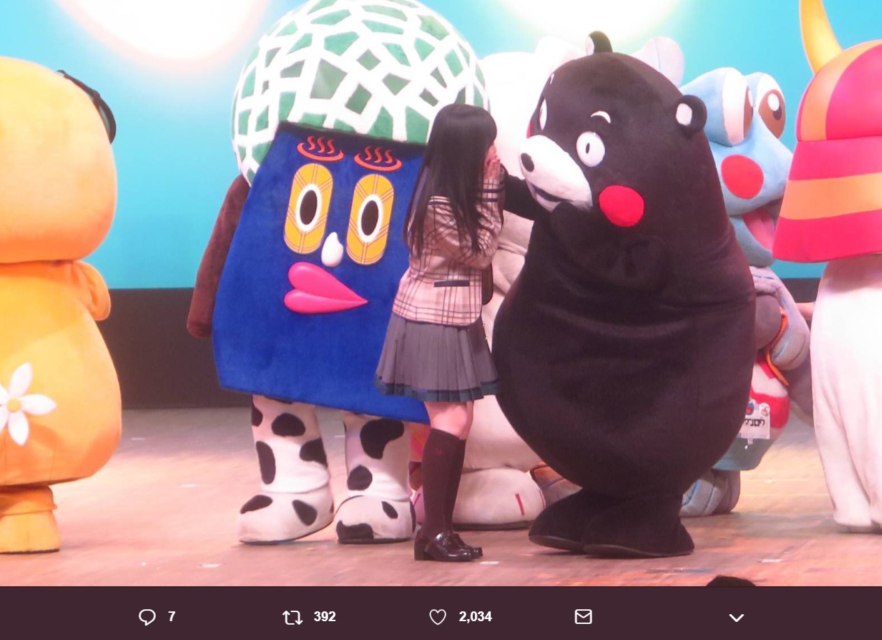 ステージでくまモンと向き合う田中美久（画像は『HKT48　2019年3月10日付Twitter「くまモン誕生祭 BIRTHDAY FESTIVAL2019」』のスクリーンショット）