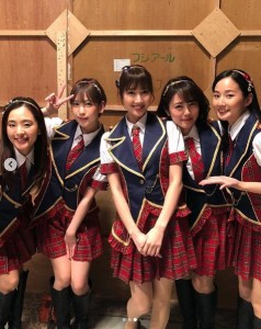 AKB48『恋チュン』をパフォーマンスした5人（画像は『磯山さやか　2019年3月1日付Instagram「華ちゃん（＠hanako__official）が毎回こっそり撮ってくれる、無心の私シリーズ。」』のスクリーンショット）