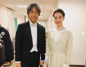 指揮者・栁澤寿男とのん（画像は『のん　2019年3月30日付Instagram「本日は、東北ユースオーケストラ演奏会 盛岡公演に朗読で参加しました。」』のスクリーンショット）
