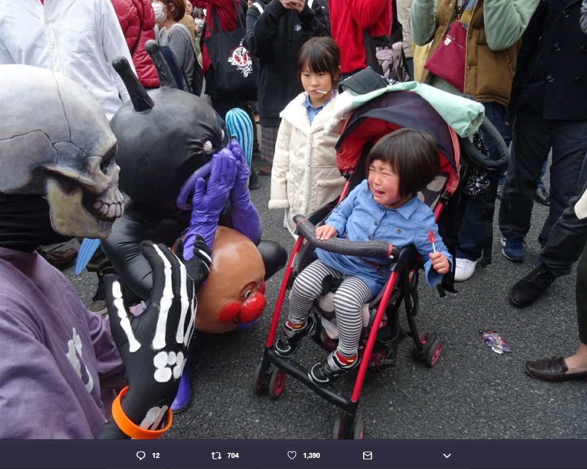 リアル過ぎるバイキンマンに泣き出す子供（画像は『宮尾信次郎＠VOD-BOMB　2019年3月9日付Twitter「今日は日本橋ストリートフェスタに出ます！」』のスクリーンショット）