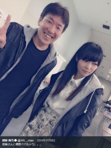尾崎充HKT48劇場支配人と指原莉乃（画像は『指原莉乃　2014年11月8日付Twitter「尾崎さんと偶然ペアルック。。。」』のスクリーンショット）