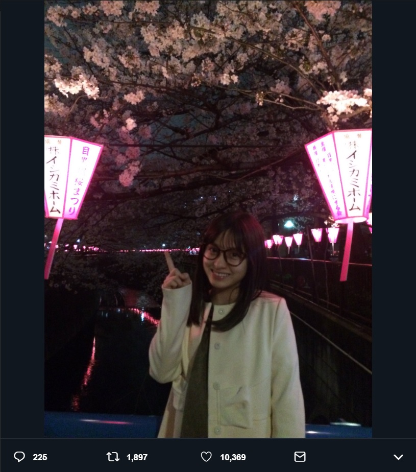 3年前に目黒川で夜桜を楽しむ橋本環奈（画像は『橋本環奈　2016年4月2日付Twitter「帰りに夜桜見てきた」』のスクリーンショット）