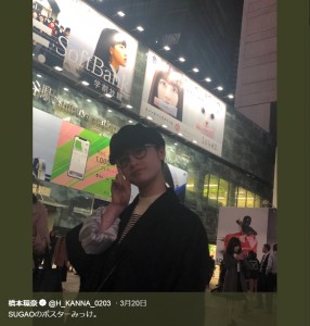めがねと帽子スタイルで街中を歩く橋本環奈（画像は『橋本環奈　2019年3月20日付Twitter「SUGAOのポスターみっけ。」』のスクリーンショット）