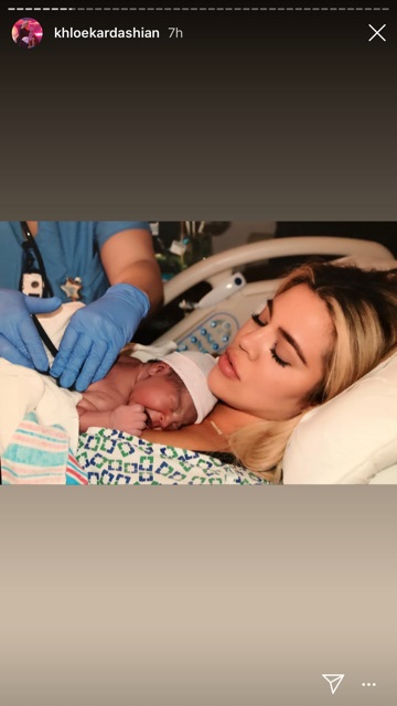誕生間もない母娘のツーショット（画像は『Khloé　2019年4月12日付Instagram』のスクリーンショット）