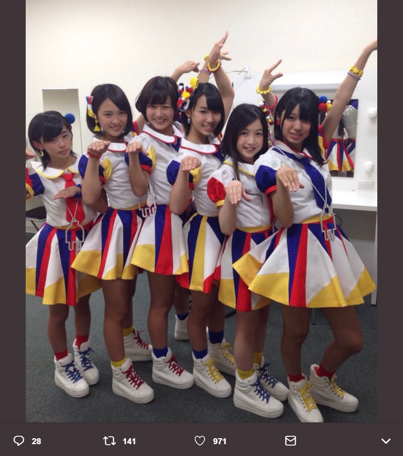 TOYOTAのCMで『恋チュン』衣装を着たAKB48チーム8（画像は『山本瑠香　2019年4月3日Twitter「チーム8 5周年おめでとう～～!!!」』のスクリーンショット）