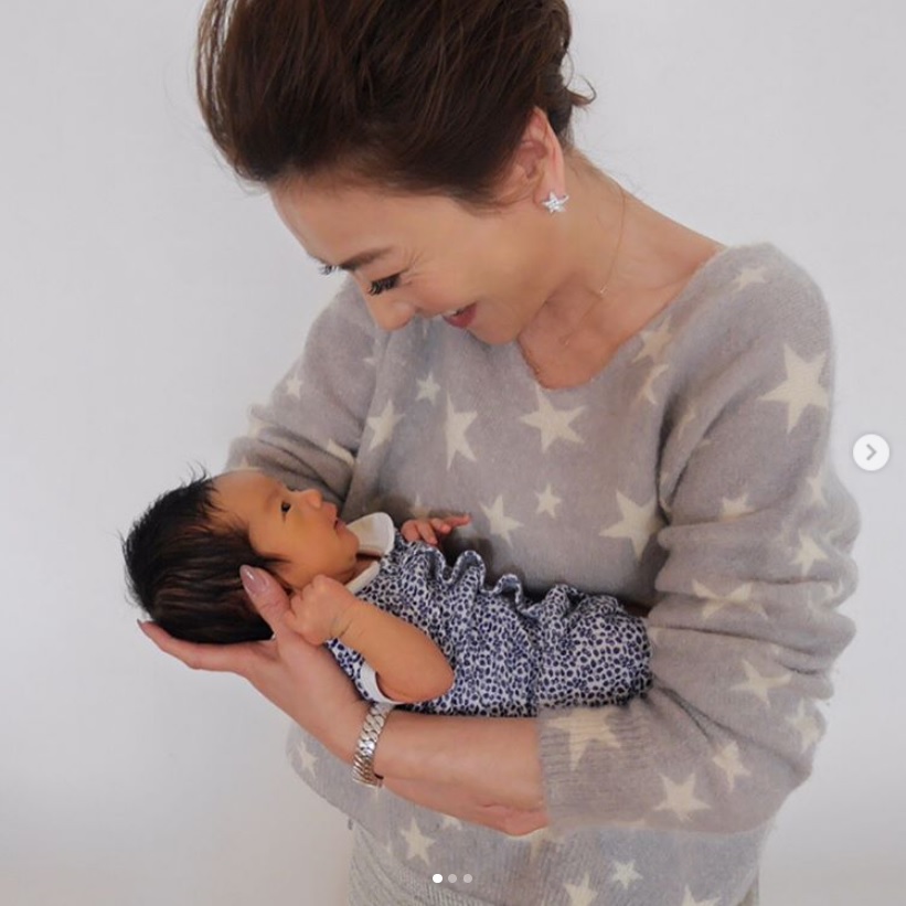 赤ちゃんと見つめ合う西川史子（画像は『西川史子　2019年4月8日付Instagram「岡田薫ちゃんが、赤ちゃんと退院したので家まで行ってきました！」』のスクリーンショット）