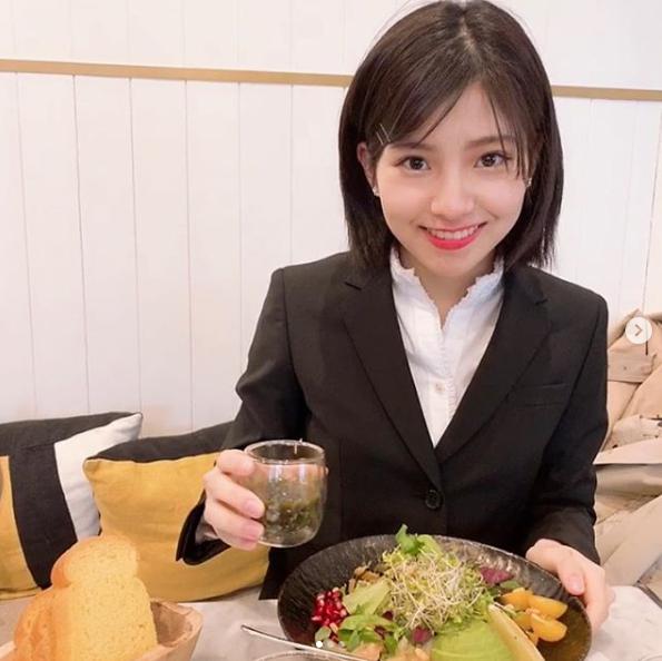 カフェでサラダを食べる後藤楽々（画像は『後藤楽々　2019年4月1日付Instagram「入学式でした ＃スーツ ＃始めてきたけど頭痛くなった」』のスクリーンショット）