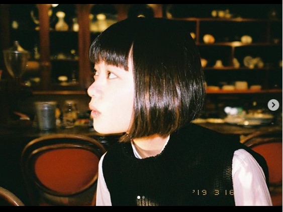 杉咲花の横顔を投稿した橋本愛（画像は『橋本愛　2019年4月8日付Instagram「狐の嫁入り」』のスクリーンショット）