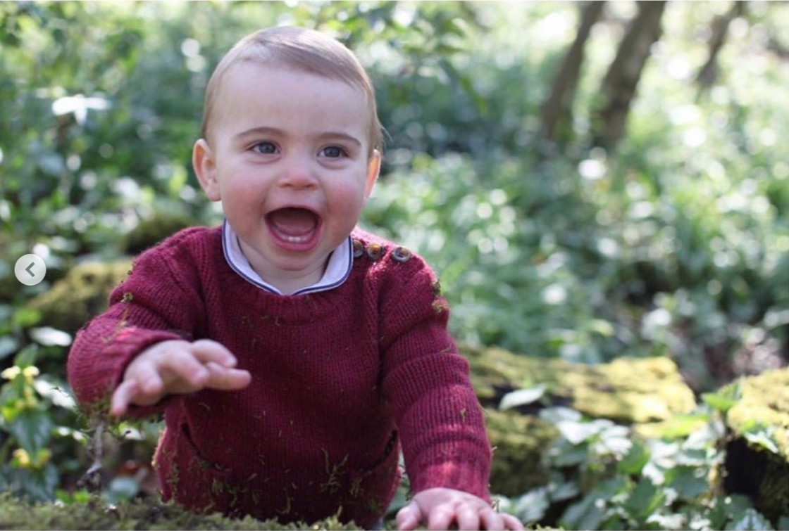 ナチュラルな表情に、母キャサリン妃のフォトグラファーとしての腕前が光る（画像は『Kensington Palace　2019年4月22日付Instagram「The Duke and Duchess of Cambridge are delighted to share these new photographs of Prince Louis ahead of his first birthday tomorrow」』のスクリーンショット）