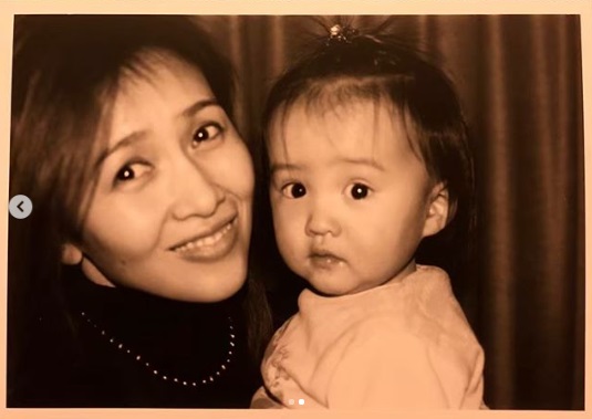幼少時のKoki,と工藤静香（画像は『Kōki，　2019年4月14日付Instagram「Happy birthday mum」』のスクリーンショット）