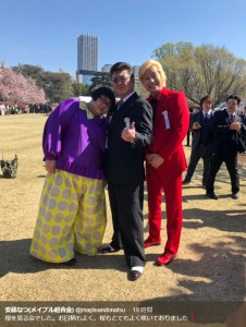 小沢仁志とスリーショットも（画像は『安藤なつ（メイプル超合金）　2019年4月13日付Twitter「桜を見る会でした。」』のスクリーンショット）