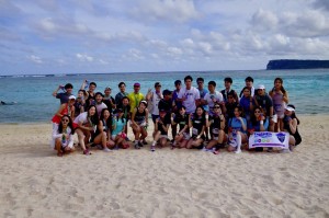 ビーチでポーズ（画像は『Guam Visitors Bureau　2019年4月13日付Facebook「United Guam Marathon 2019」』のスクリーンショット）