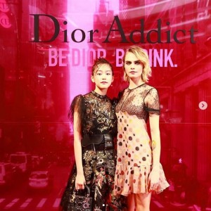 桐谷美玲とカーラ・デルヴィーニュ（画像は『桐谷美玲　2019年4月3日付Instagram「Diorミューズのカーラとディレクターのピートと」』のスクリーンショット）