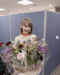 韓国のバラエティ番組『みんなのキッチン』から花束をプレゼントされた宮脇咲良（画像は『IZ*ONE　2019年4月11日付Instagram「「みんなのキッチン」から素敵な花束を頂きました！」』のスクリーンショット）