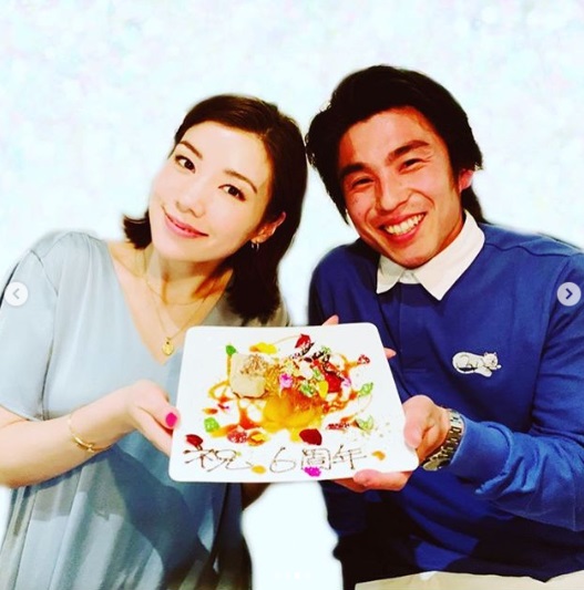 「祝 6周年」と書かれたプレートと中尾明慶・仲里依紗夫妻（画像は『AKIYOSHI NAKAO　2019年4月18日付Instagram「結婚記念日。」』のスクリーンショット）