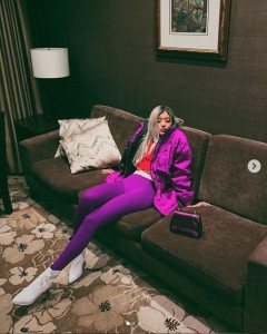ローラ「紫×赤」のコーデも好評（画像は『ROLA　2019年4月3日付Instagram「Purple and Red is my favorite color combo celebrating my birthday in Korea photo by ＠__niki22 Thank you so much!」』のスクリーンショット）