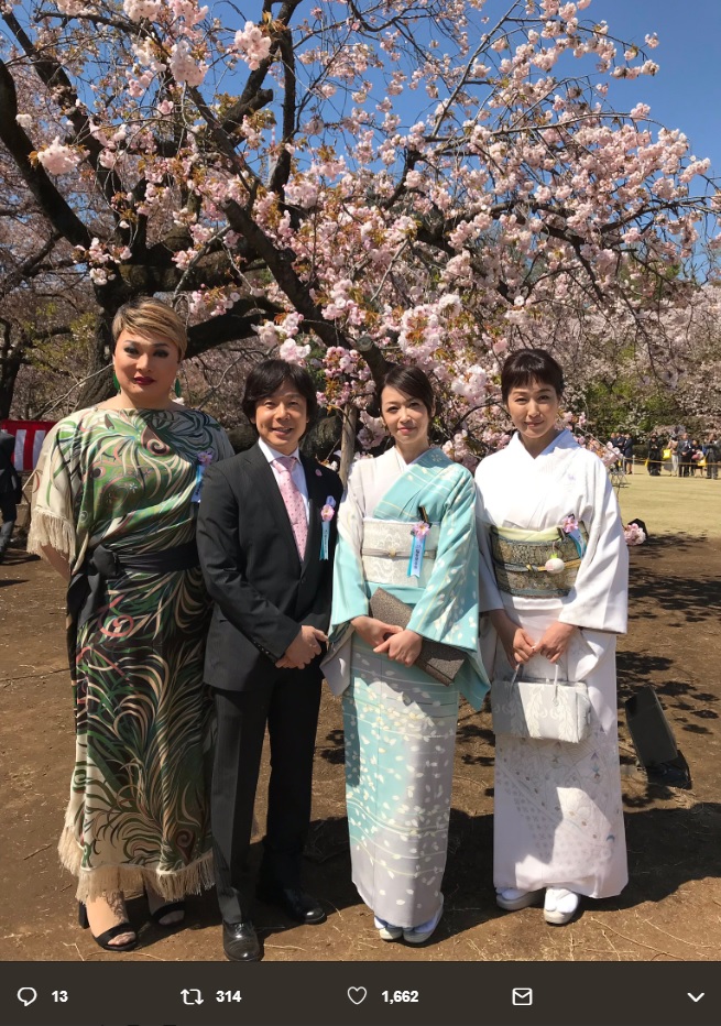 ナジャ・グランディーバ、佐藤弘道、辺見えみり、高島礼子（画像は『佐藤弘道　2019年4月13日付Twitter「今日は桜を見る会に呼んで頂きました。」』のスクリーンショット）