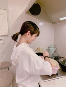カレーを作る希空ちゃん（画像は『辻希美tsujinozomi_official　2019年4月15日付Instagram「希空がカレーを作ってくれました」』のスクリーンショット）