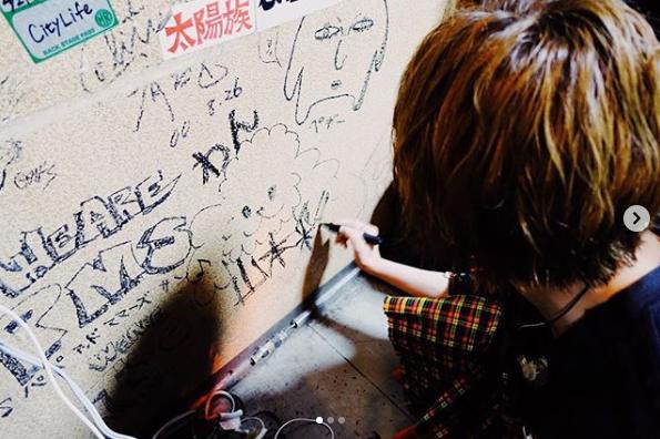 楽屋の壁にサインする山本彩（画像は『山本彩　2019年4月3日付Instagram「そういえば 栃木、HEAVEN’S ROCK宇都宮 楽屋に証残してきました」』のスクリーンショット）