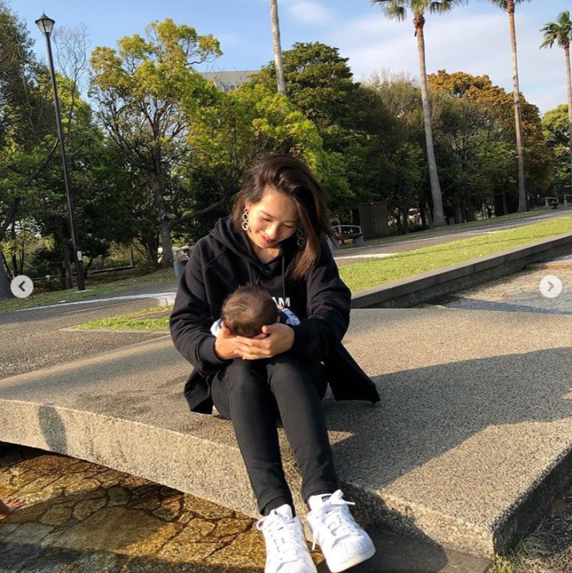 3か月の長男を見つめる矢沢心（画像は『矢沢心　2019年4月21日付Instagram「気持ちよいお天気で公園日和」』のスクリーンショット）