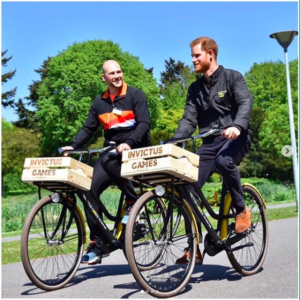 ）“INVICTUS FAMILY DADDY”のジャケットを着用し楽しそうに自転車に乗るヘンリー王子（画像は『The Duke and Duchess of Sussex　2019年5月9日付Instagram「The Duke of Sussex today attended the official launch of The Invictus Games The Hague 2020.」』のスクリーンショット）