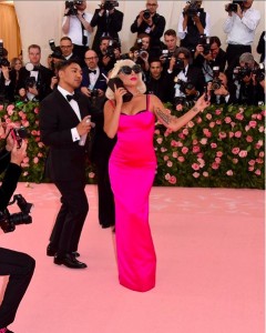 その下にはさらにショッキングピンクのドレスが（画像は『Lady Gaga　2019年5月6日付Instagram「＃METGALA ＃METGAGA」』のスクリーンショット）