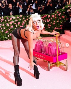 最後はランジェリー姿に（画像は『Lady Gaga　2019年5月6日付Instagram「＃METGALA ＃METGAGA」』のスクリーンショット）