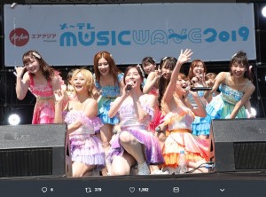 『メ～テレ MUSIC WAVE 2019』のステージに立つSKE48（画像は『SKE48支配人 湯浅洋　2019年5月25日付Twitter「「AirAsia Presents メ～テレ MUSIC WAVE 2019～踊るラグーナビーチ～」に参加しました」』のスクリーンショット）