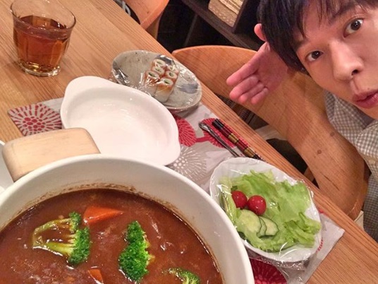 「＃ビックリするかなぁ」と手塚翔太（田中圭）（画像は『てづかしょうた　2019年5月5日付Instagram「手料理を作って、菜奈ちゃんを待つおれ。」』のスクリーンショット）
