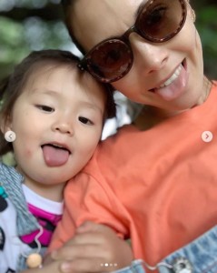2歳の長女と土屋アンナ（画像は『土屋アンナ　2019年5月12日付Instagram「happy mother’s day」』のスクリーンショット）