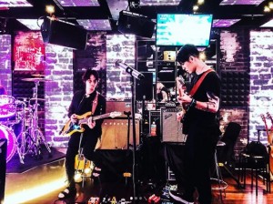 ギターセッションをする綾野剛とMIYAVI（画像は『綾野剛 Go Ayano　2019年5月20日付Instagram「MIYAVIとセッション」』のスクリーンショット）