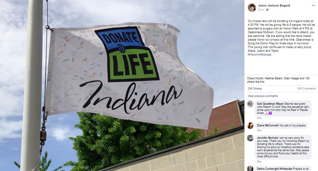 臓器ドナーに敬意を表して掲げられた旗（画像は『Joann Jackson Bogard　2019年5月6日付Facebook「Our brave hero will be donating his organs today at 4:30 PM．」』のスクリーンショット）