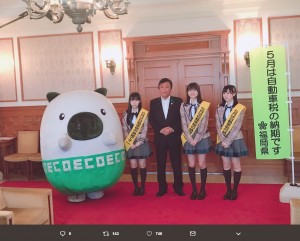 小川洋知事を表敬訪問したHKT48の3人（画像は『HKT48　2019年5月8日付Twitter「本日、福岡県自動車税の納期内納付促進キャンペーンキャラクターとして福岡県庁へ表敬訪問させて頂きました。」』のスクリーンショット）