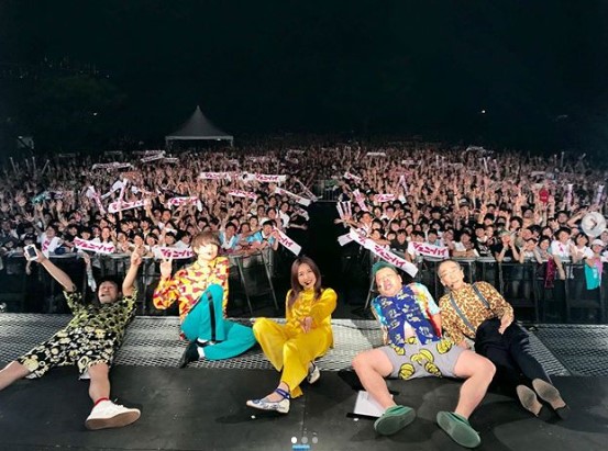 ステージでのジェニーハイ（画像は『小籔千豊（吉本新喜劇）　2019年5月25日付Instagram「メトロックありがとう」』のスクリーンショット）