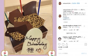 誕生日ケーキでお祝い（画像は『小川菜摘　2019年5月11日付Instagram「5月11日は～～ 親びん56歳のお誕生日」』のスクリーンショット）