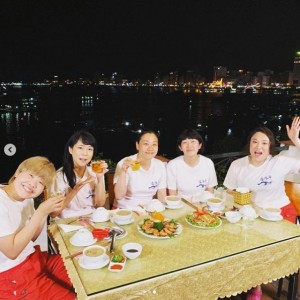 ベトナムでディナーを楽しみ、まだ余裕のある女芸人たち（画像は『バービー　2019年5月26日付Instagram「『世界の果てまでイッテQ！シャッフルSP』では、温泉同好会のメンバーで遠泳にチャレンジしてきたよ」』のスクリーンショット）