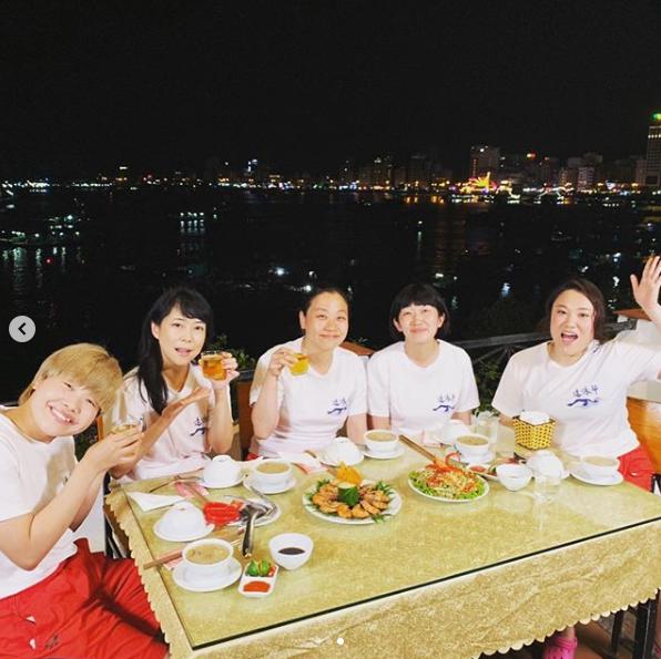 ベトナムでディナーを楽しみ、まだ余裕のある女芸人たち（画像は『バービー　2019年5月26日付Instagram「『世界の果てまでイッテQ！シャッフルSP』では、温泉同好会のメンバーで遠泳にチャレンジしてきたよ」』のスクリーンショット）