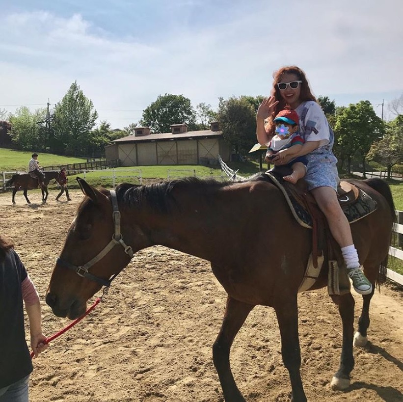 「りんくお馬さんデビュー」とぺこ（画像は『Peco Okuhira Tetsuko　2019年5月3日付Instagram「（わたしが）だいすきなだいすきなだいすきなお馬さんに乗れた！」』のスクリーンショット）