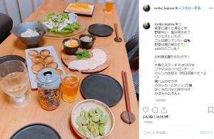 「withのどごし生」とこじるり（画像は『小島瑠璃子　2019年5月27日付Instagram「実家に遅くに帰るとき 野菜中心、塩分控えめで リクエストしたら こんな感じでしたー」』のスクリーンショット）