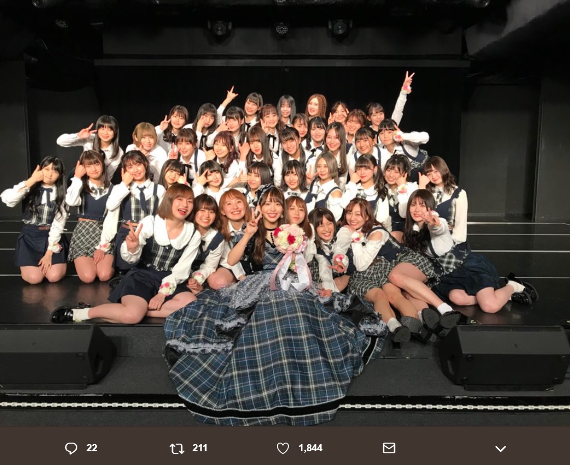 卒業公演を終えた松村香織とSKE48メンバー（画像は『高木由麻奈　2019年5月3日付Twitter「ご卒業おめでとうございます 公演中一コメダカメラを撮らせていただきました」』のスクリーンショット）