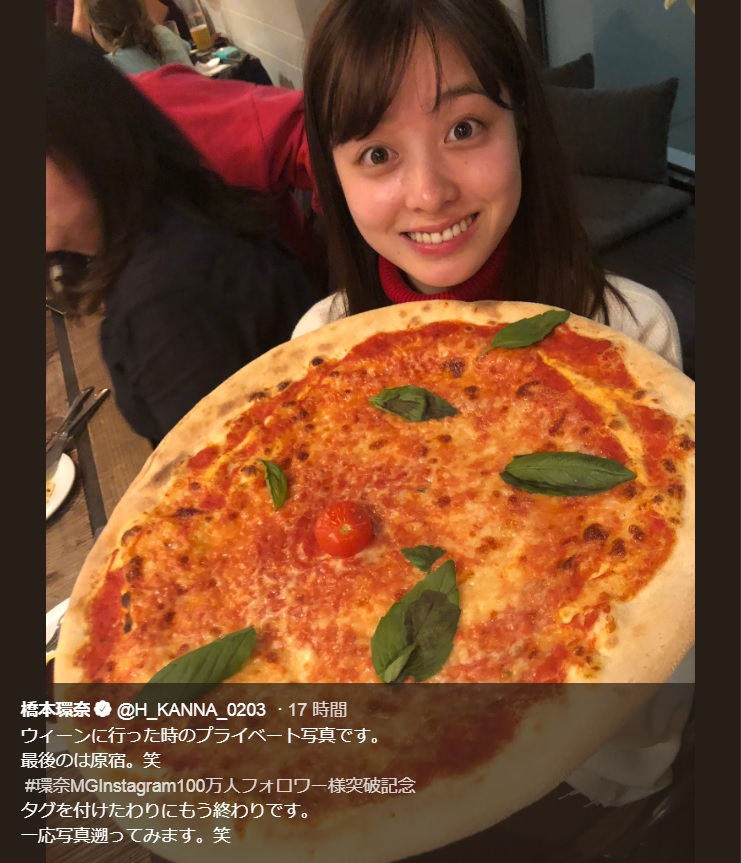 ウィーンで大きなピザに驚く橋本環奈（画像は『橋本環奈　2019年6月16日付Twitter「ウィーンに行った時のプライベート写真です。」』のスクリーンショット）