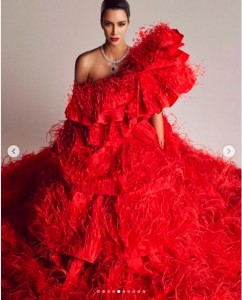 日本版『VOGUE』8月号でのキム（画像は『Kim Kardashian West　2019年6月21日付Instagram「4 VOGUE JAPAN COVERS!!!」』のスクリーンショット）