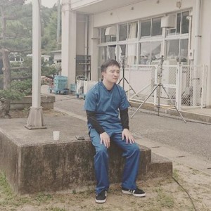 相羽村で佇む高家春馬役の濱田岳（画像は『濱田岳　2019年6月14日付Instagram「頑張れ。高家くん。老けたな…」』のスクリーンショット）
