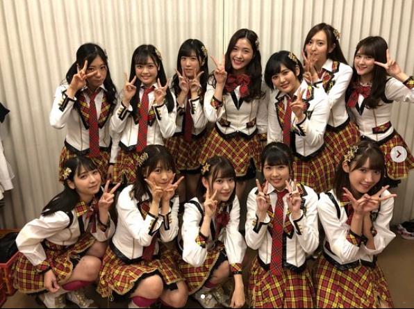 HKT48第1期生の記念写真：前列左から2人目が中西智代梨　後列右から3人目が兒玉遥（画像は『chiyori nakanishi　2018年10月23日付Instagram「hkt1期生デビュー7周年」』のスクリーンショット）