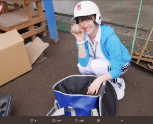 野球部のヘルメットを被る田島芽瑠（画像は『HKT48　2019年6月14日付Twitter「映画「泣くな赤鬼」余命半年の元生徒と教師の再会ー最後に分かり合えた絆の物語」』のスクリーンショット）