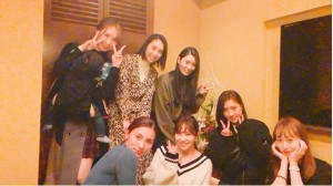 AKB48第2期生の同窓会、右端が小林香菜（画像は『小林香菜　2018年12月17日付Instagram「2期生で忘年会しました」』のスクリーンショット）